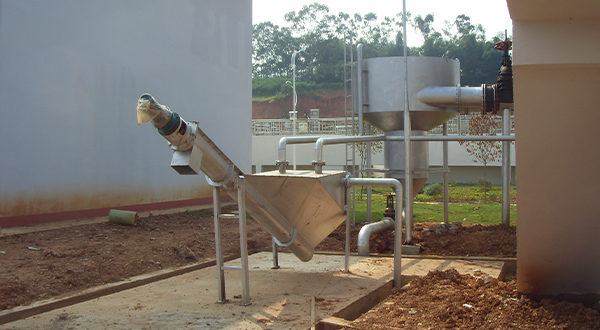 旋流沉砂池除砂機的使用注意事項有哪些?-青島樂中環(huán)?？萍加邢薰? />
</p>
<p style=